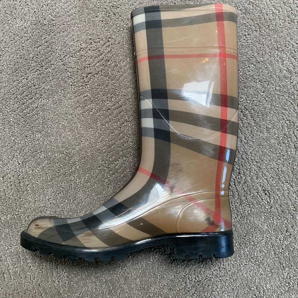 Burberry rain boots! - Picture 2 of 4